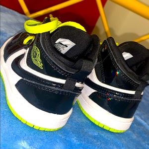 Air Jordan 1 “Black Cyber” TD